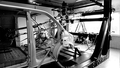 Statische Prüfungen von Gurtverankerungen und Chassis-Anbindungen