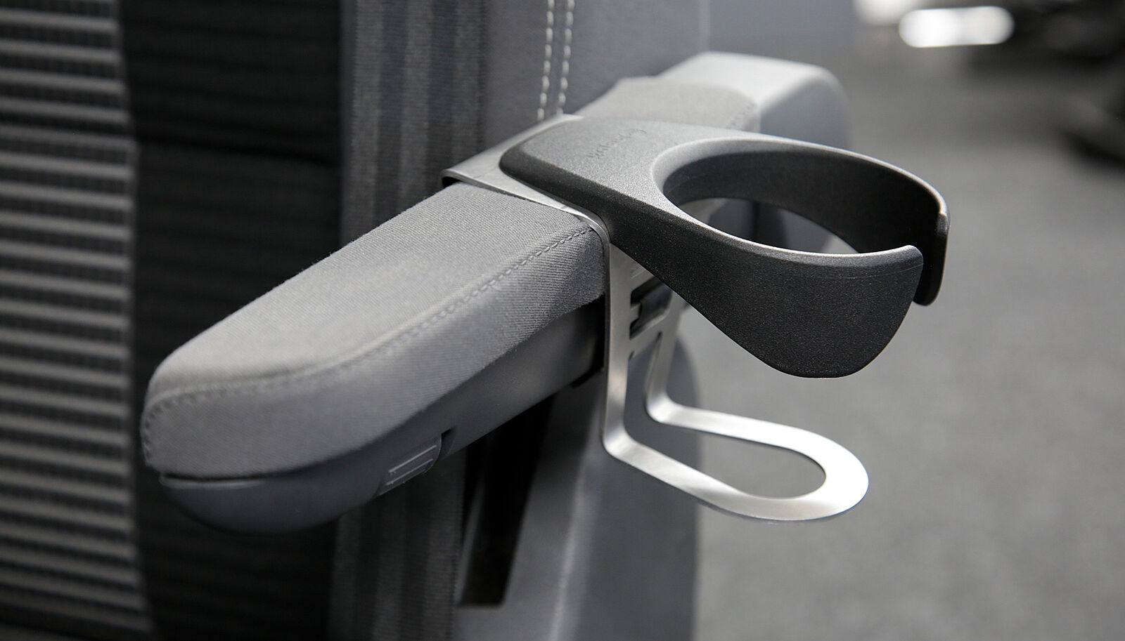 Cupholder B58 auf schmaler Armlehne