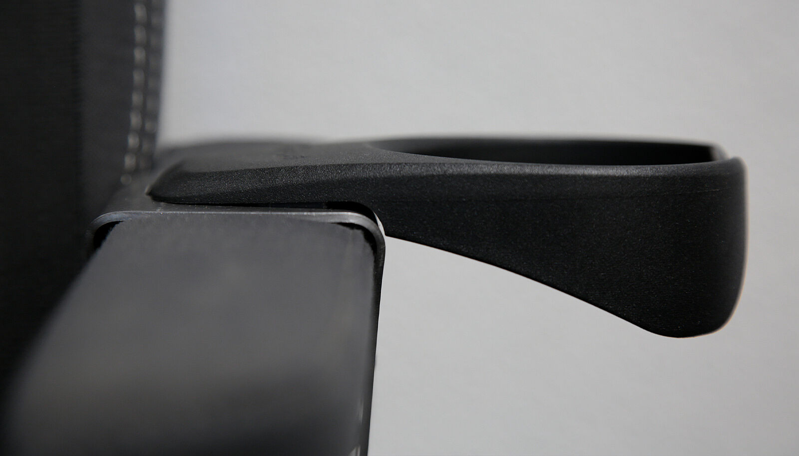Cupholder B58 seitlich auf schmaler Armlehne