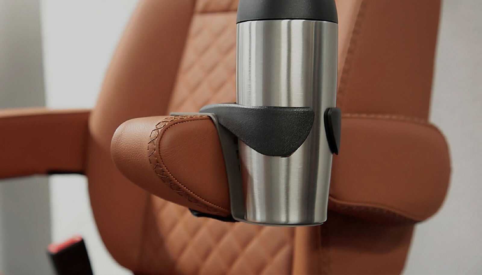 Cupholder B75 auf breiter GIS-Liner 3 Armlehne