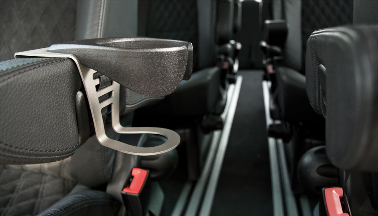 Cupholder an Armlehne im Fahrzeug