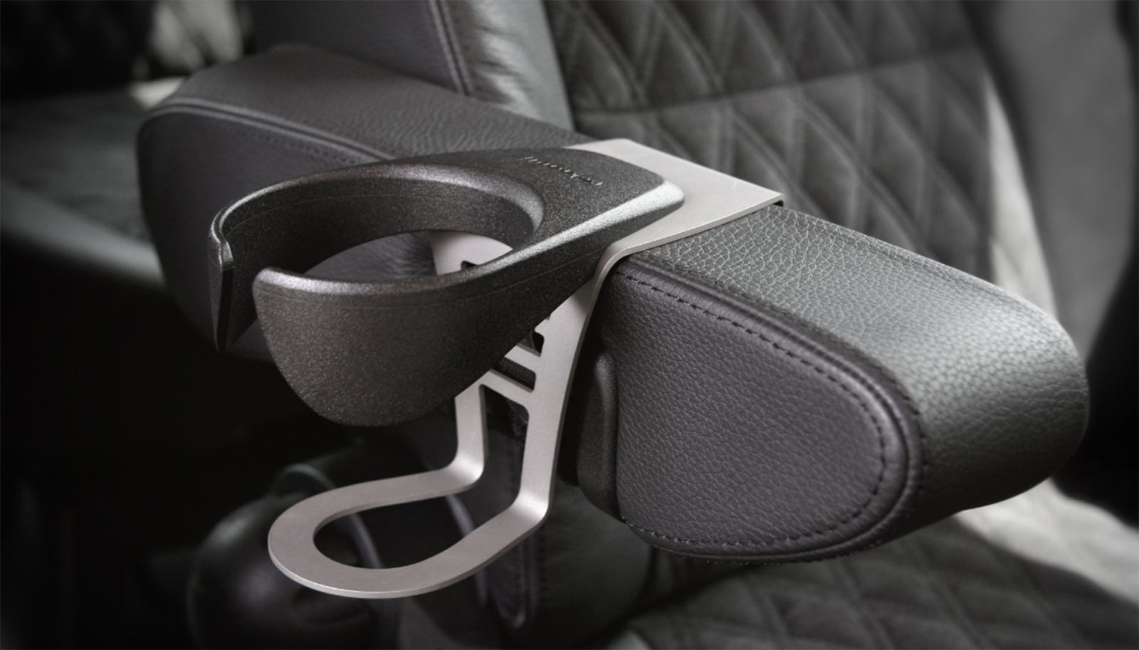 Cupholder B75 an breiter schwarzer Leder-Armlehne