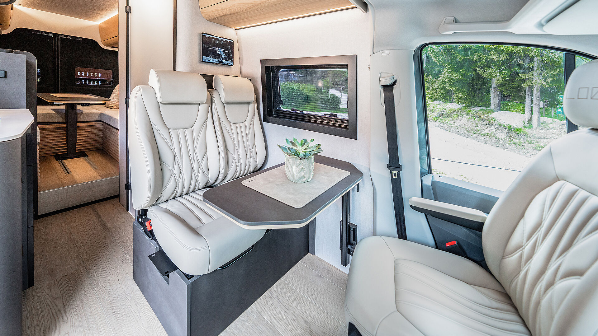 Aguti Sitze und Komfortbank Slide-Out im Reisemobil