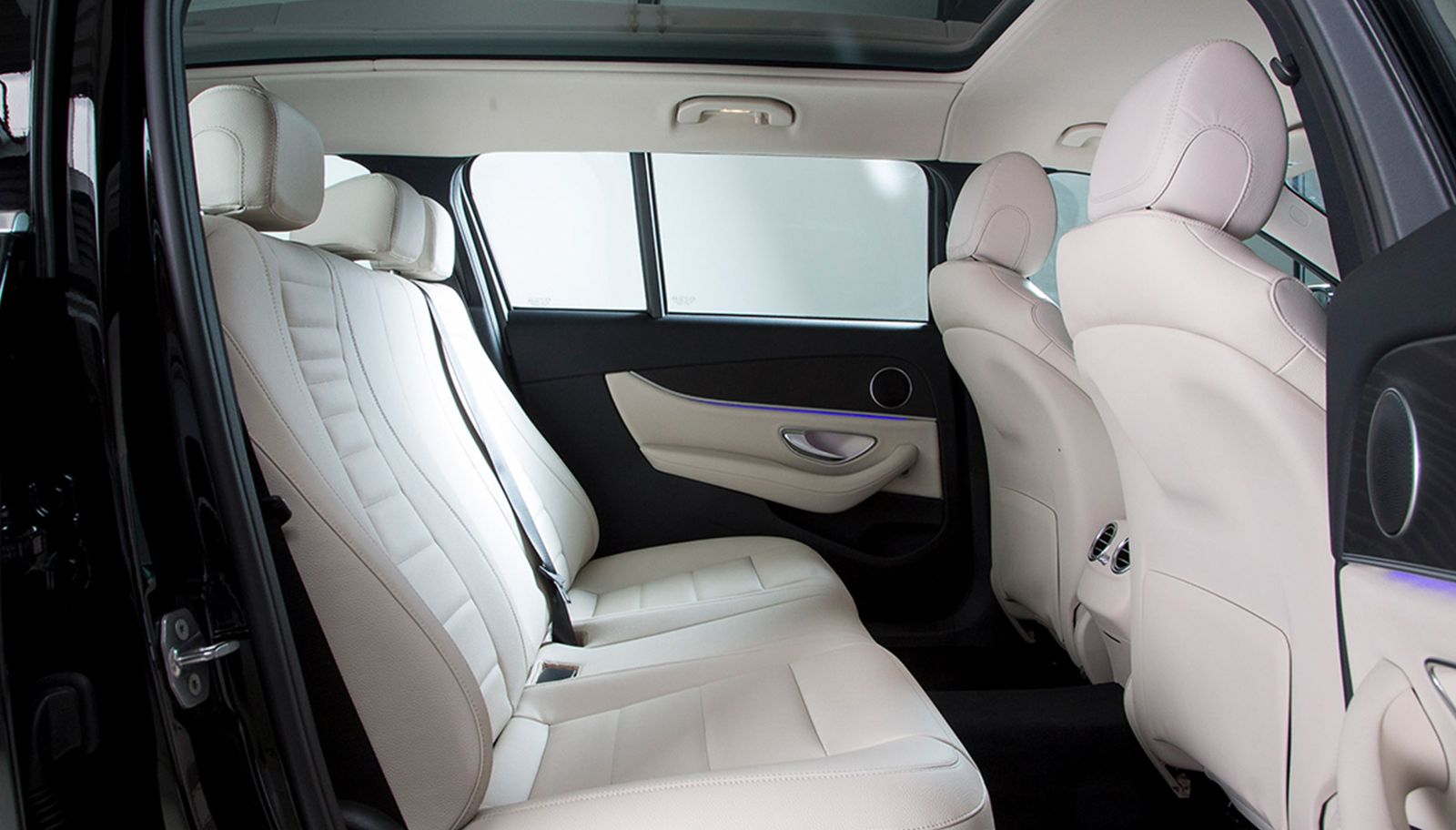 Auto-visier-innenraum drei graue auto-sonnenblenden mit spiegel auf weißem,  isoliertem hintergrund auto-service-industrie ersatzteilkatalog